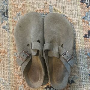 Very good condition Boston Clog Birkenstock. Suede taupe. Size 41 wide.